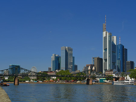 Foto Skyline von Frankfurt mit eisernem Steg