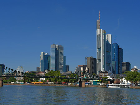 Foto Skyline von Frankfurt mit eisernem Steg - Frankfurt am Main