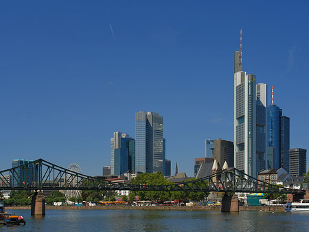 Skyline von Frankfurt mit eisernem Steg Foto 