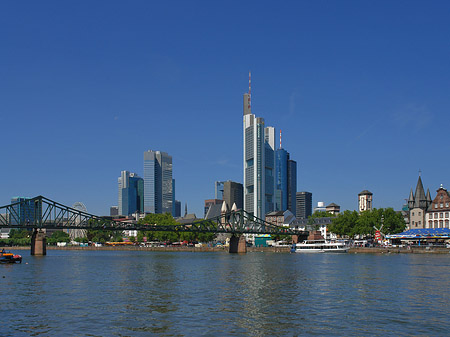 Fotos Skyline von Frankfurt mit eisernem Steg