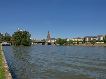 Skyline von Frankfurt mit Ufer Fotos