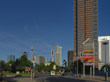 Messeturm auf der Theodor-Heuss-Allee Fotos