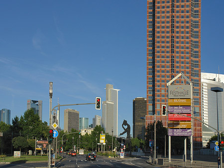 Messeturm auf der Theodor-Heuss-Allee Foto 