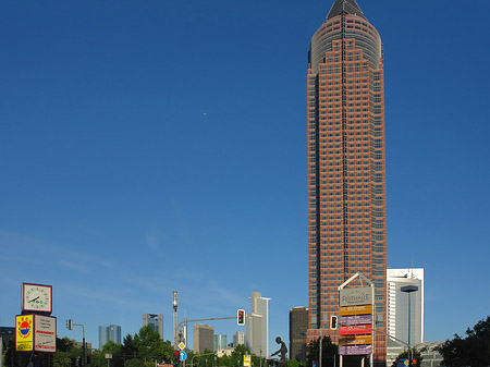 Messeturm auf der Theodor-Heuss-Allee