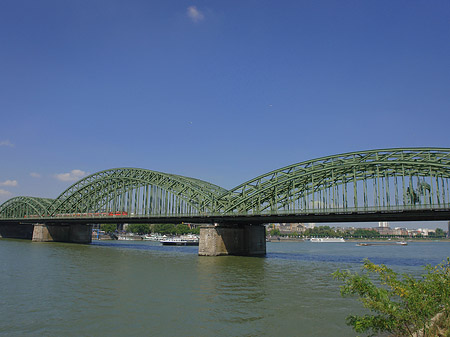 Hohenzollernbrücke mit Zug Foto 