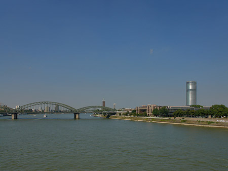 Hohenzollernbrücke führt zum Kennedyufer Foto 