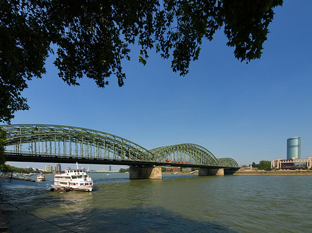 Foto Hohenzollernbrücke reicht ans Kennedyufer - Köln