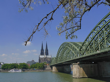 Hohenzollernbrücke am Kölner Dom Foto 