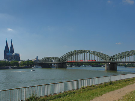 Hohenzollernbrücke neben Kölner Dom Foto 