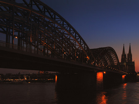 Kölner Dom hinter der Hohenzollernbrücke Fotos