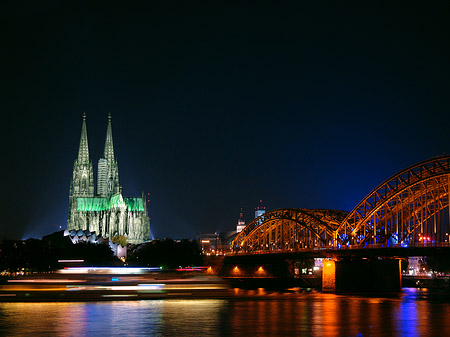 Fotos Kölner Dom hinter der Hohenzollernbrücke