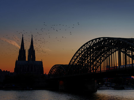 Foto Kölner Dom hinter der Hohenzollernbrücke