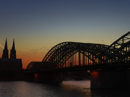 Foto Kölner Dom hinter der Hohenzollernbrücke - Köln