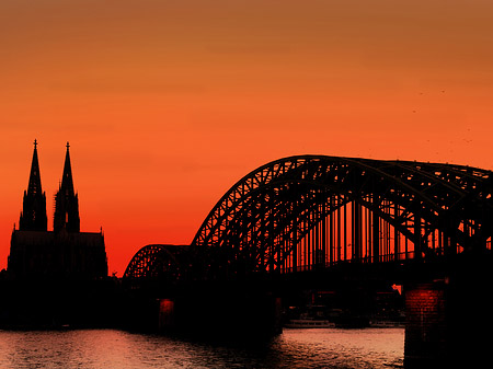 Fotos Kölner Dom hinter der Hohenzollernbrücke