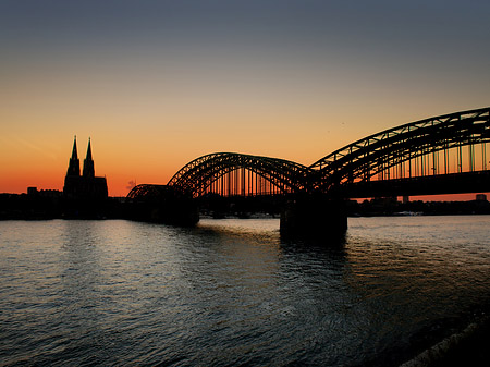 Foto Kölner Dom hinter der Hohenzollernbrücke