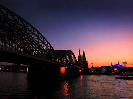 Fotos Kölner Dom hinter der Hohenzollernbrücke