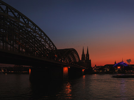 Kölner Dom hinter der Hohenzollernbrücke Fotos