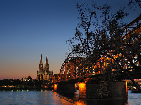 Foto Kölner Dom hinter der Hohenzollernbrücke - Köln