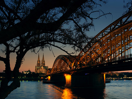 Kölner Dom hinter der Hohenzollernbrücke