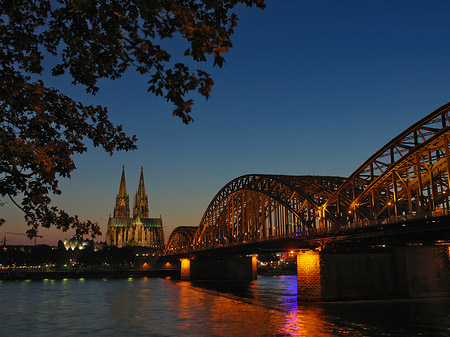 Kölner Dom hinter der Hohenzollernbrücke