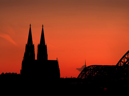 Kölner Dom hinter der Hohenzollernbrücke Foto 