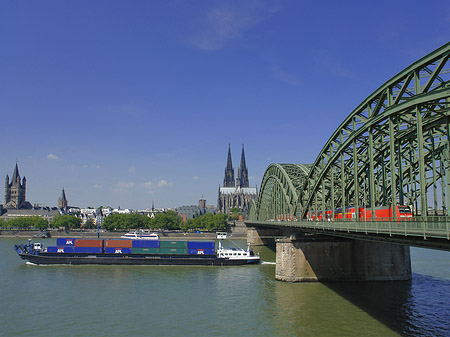 Schiff unter der Hohenzollernbrücke Fotos