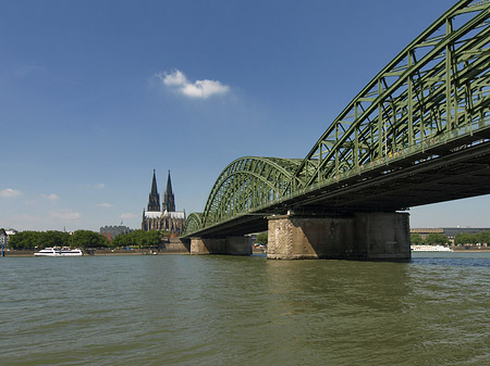 Schiff unter der Hohenzollernbrücke Foto 