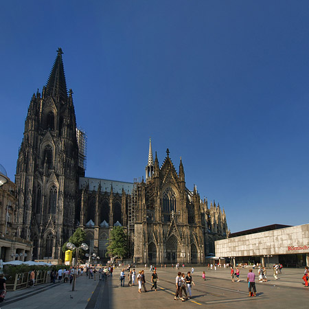 Foto Touristen tummeln sich vor Kölner Dom