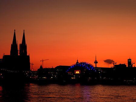 Foto Kölner Dom neben Musical Dome - Köln