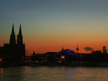 Foto Kölner Dom neben Musical Dome