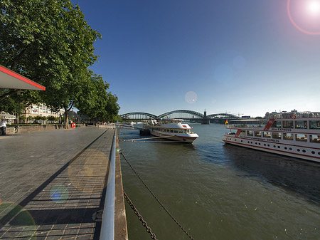 Fotos Schiff fährt über den Rhein