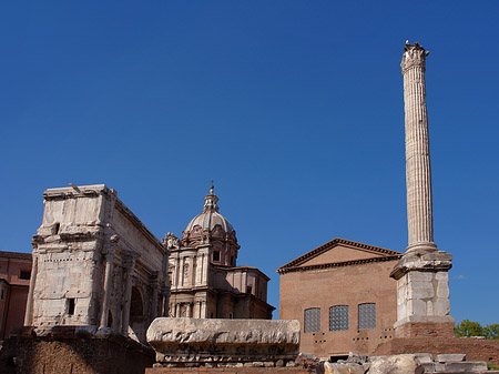 Phokassäule mit der Curia Iulia