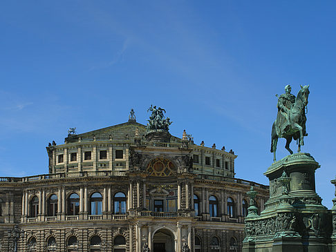 König-Johann-Statue mit Semperoper Foto 