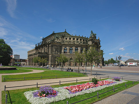 Foto Semperoper mit Blumen