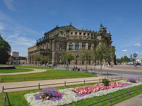 Fotos Semperoper mit Blumen