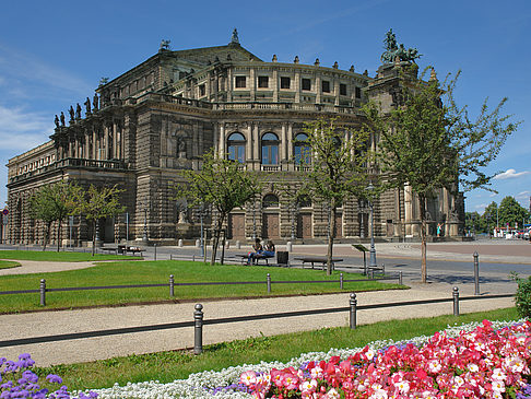 Semperoper mit Blumen