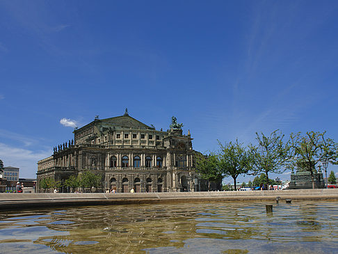 Semperoper mit Springbrunnen