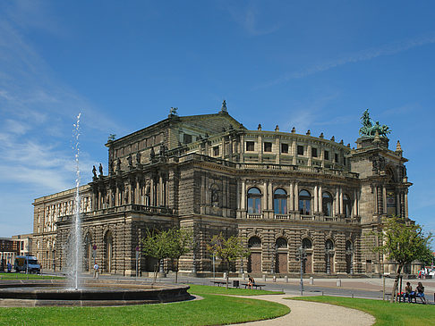 Fotos Semperoper mit Springbrunnen