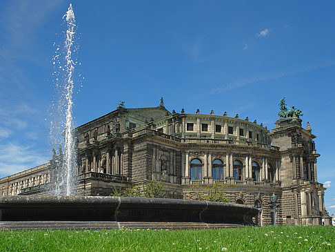 Fotos Semperoper mit Springbrunnen