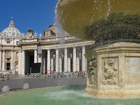 Fotos Brunnen mit Petersdom